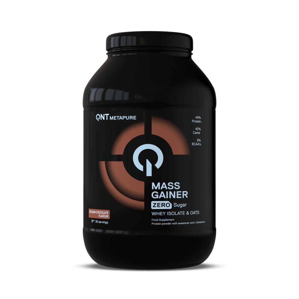 Schwarze Dose mit QNT Metapure Mass Gainer. Aufschrift: Mass Gainer Zero Sugar, Whey Isolate & Oats. Geschmack: Belgian Chocolate.