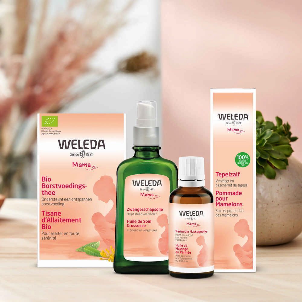 Produkt-Set von Weleda Mama Produkten. Enthält Bio-Stilltee, Schwangerschaftsöl, Brustwarzensalbe und Massageöl. Verpackung mit Logo.
