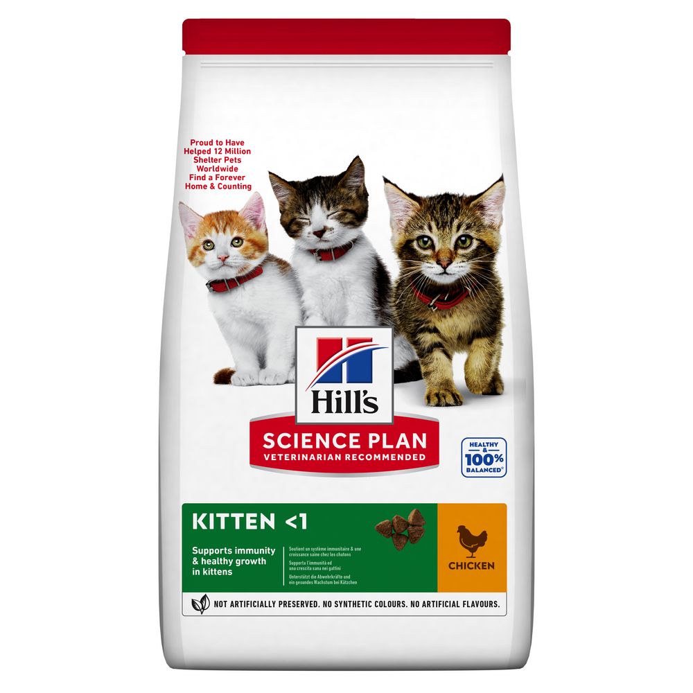 Hill's Science Plan Kitten <1 Huhn. Beutel mit drei Kätzchen. Rotes Band. Text: Kitten <1, Huhn, Science Plan.