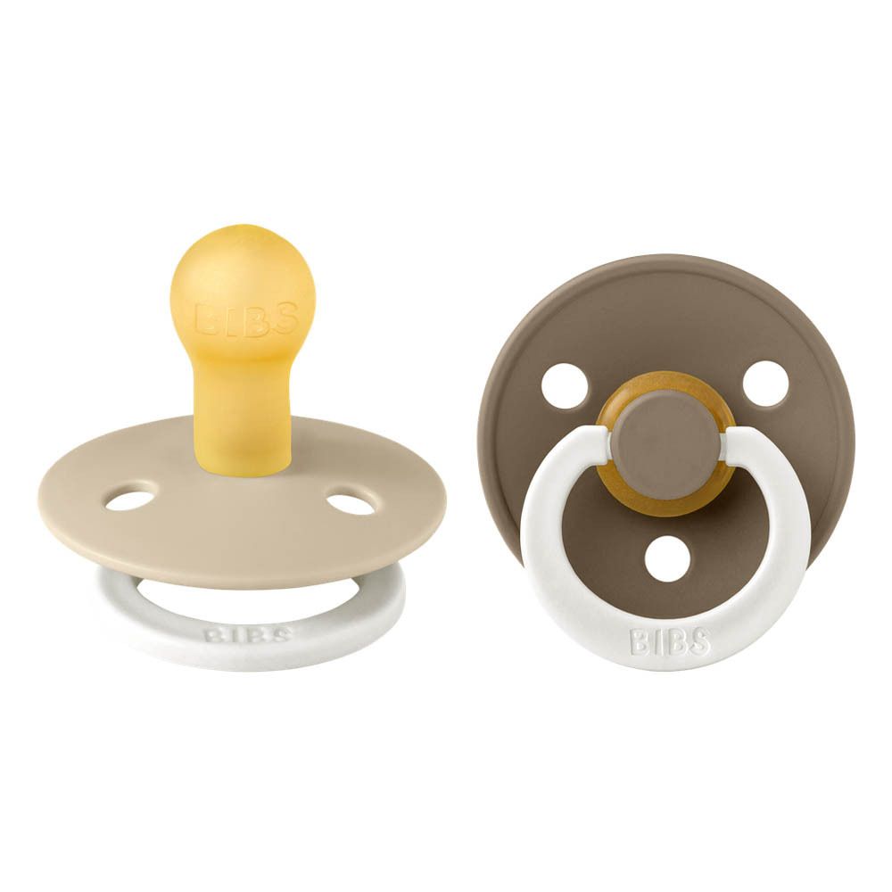 Zwei Schnuller. Marke BIBS. Beige und braun. Silikon-Sauger. Weißer Ring.