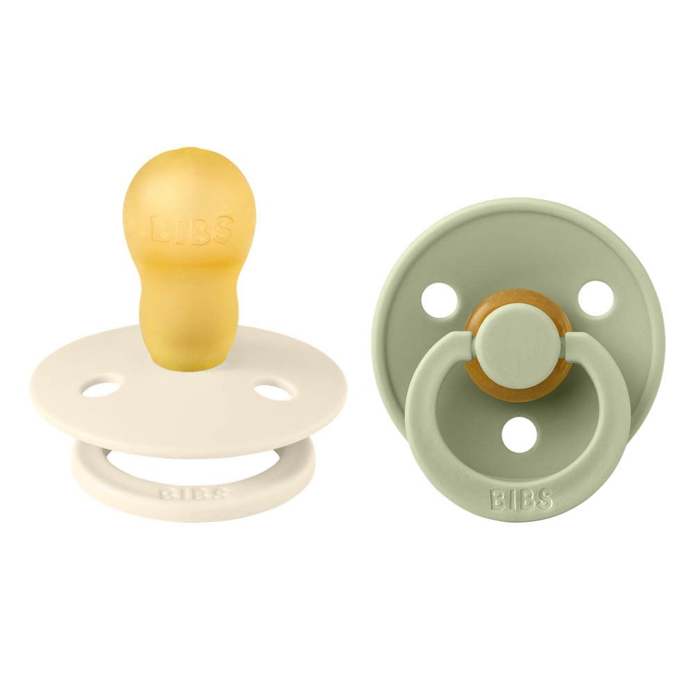 Zwei BIBS Schnuller. Elfenbein und Salbei. Naturgummi. Runde Form. Ring und Schild. BIBS Logo.