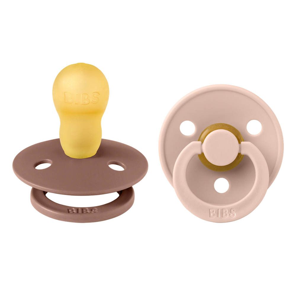 Zwei Schnuller in Rosa und Braun. Runde Form, Sauger aus Naturkautschuk. Marke BIBS.
