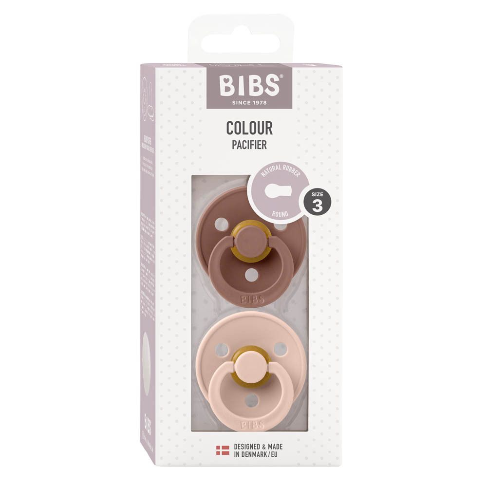 Verpackung mit zwei Schnullern. Marke BIBS, Farbe Woodchuck-Blush, Größe 3. Sichtfenster.