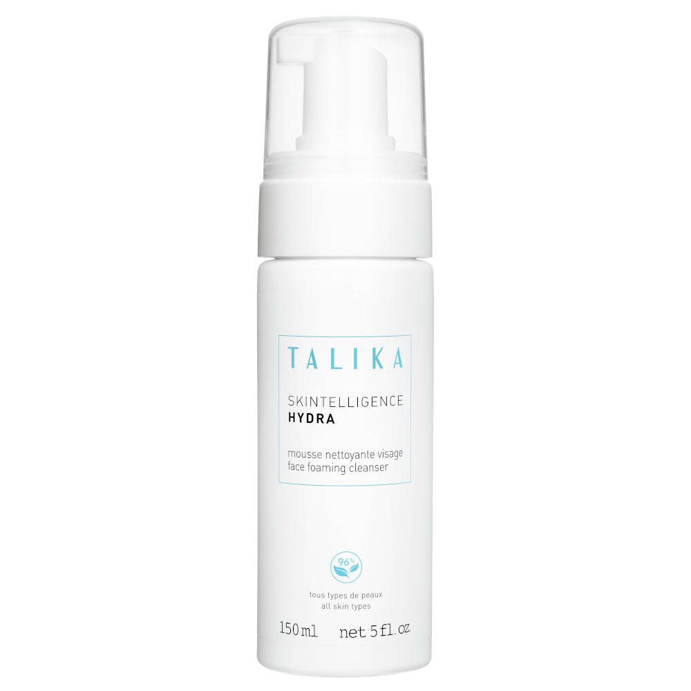 Weiße Flasche mit Pumpverschluss. Aufschrift: TALIKA Skintelligence Hydra, Gesichtsreinigungsschaum. 150ml, 5 fl. oz.