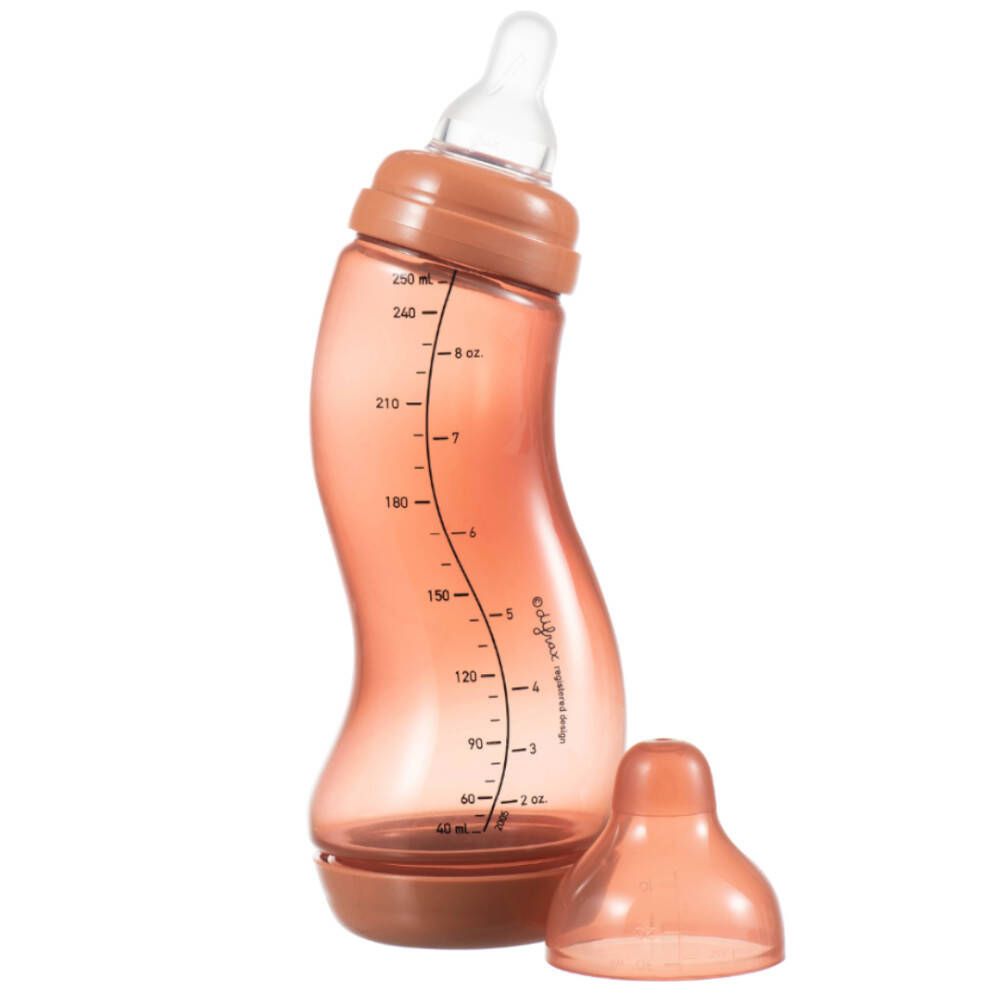 S-Flasche, rosa, mit Messskala. Sauger und Verschlusskappe daneben. Geschwungene Form, Anti-Kolik-Funktion.