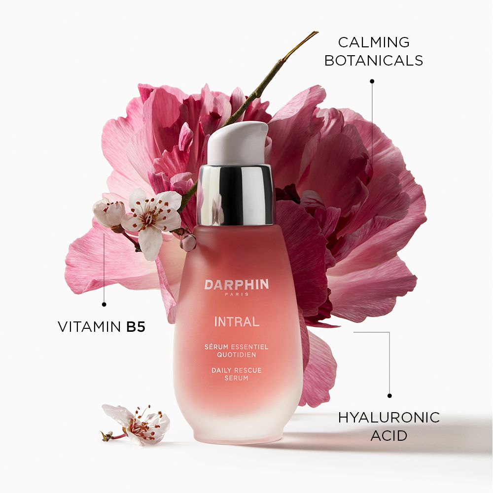 Rosa Serumflasche mit Blüten und Text: Darphin, Intral, Daily Rescue Serum, Vitamin B5, Hyaluronsäure.