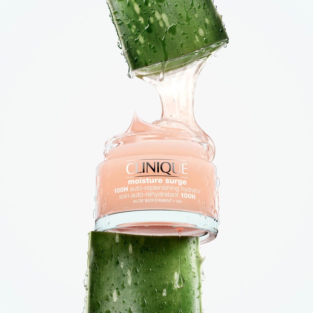 Clinique Feuchtigkeitscreme mit Aloe Vera. Transparente Geltextur tropft auf den Behälter.