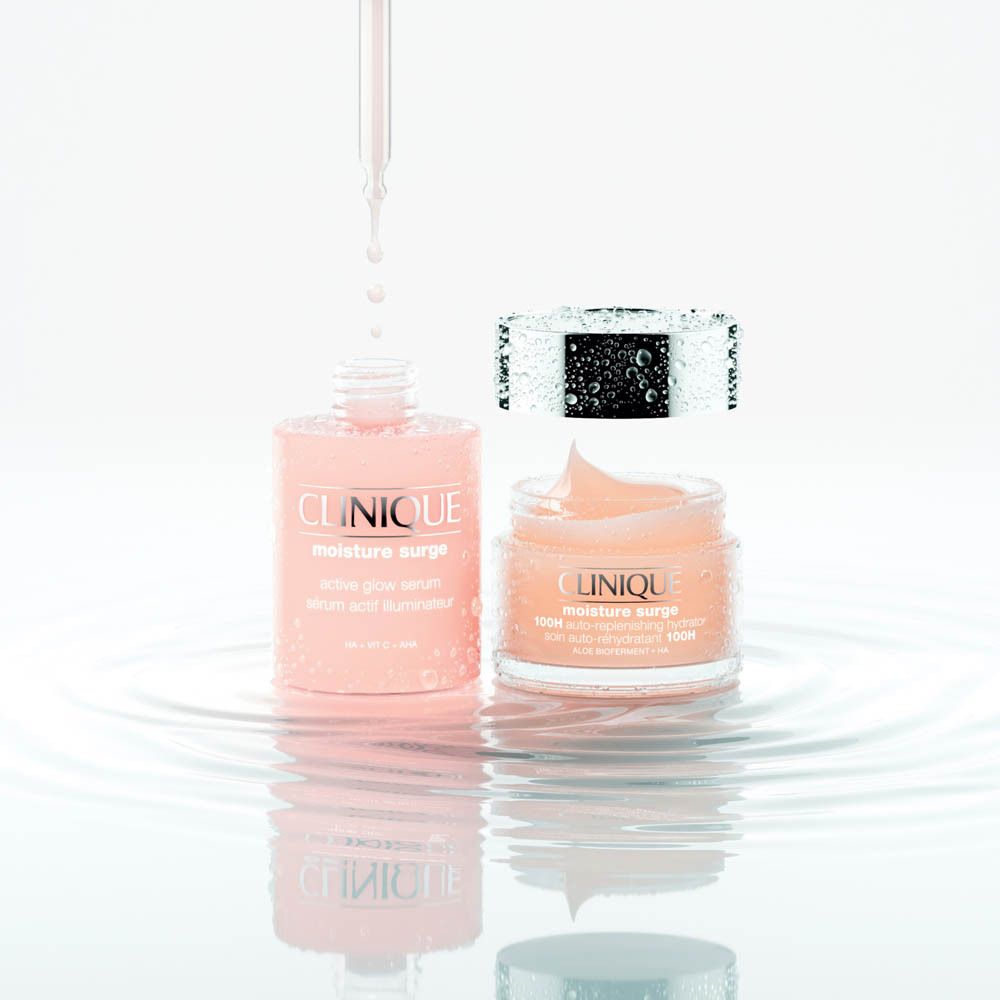 Clinique Moisture Surge: Ein Pumpspender mit Serum und ein offener Tiegel mit Feuchtigkeitscreme, umgeben von Wasser.
