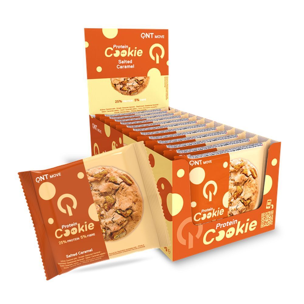 QNT Protein Cookie Salted Caramel. Einzelne Kekse und eine geöffnete Box. Orangefarbene Verpackung mit Produktnamen und Logo.