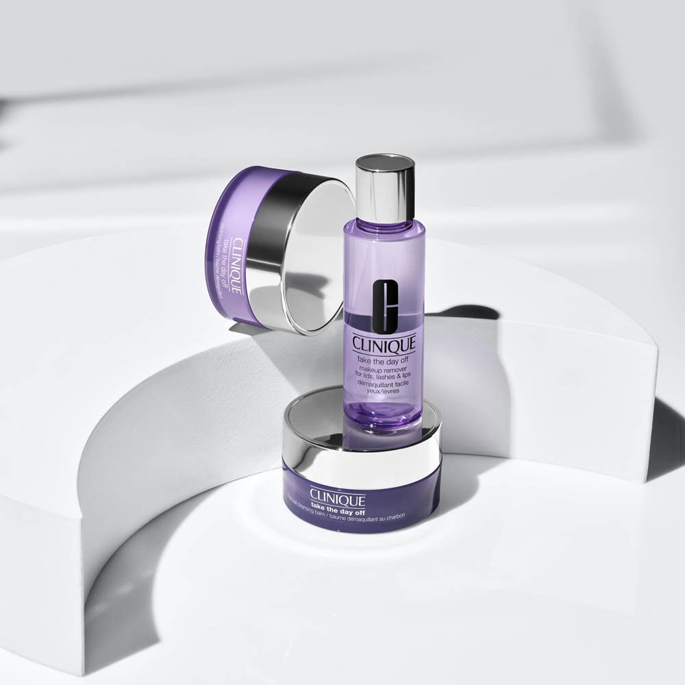 Vergleich der CLINIQUE Take The Day Off™ Produkte: Reinigungsbalm, Holzkohle-Balm, Make-up-Entferner.