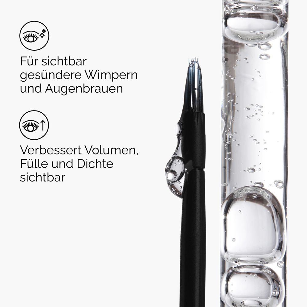 Applikator mit Serum in einer Flüssigkeit. Text: Für gesündere Wimpern und Augenbrauen.