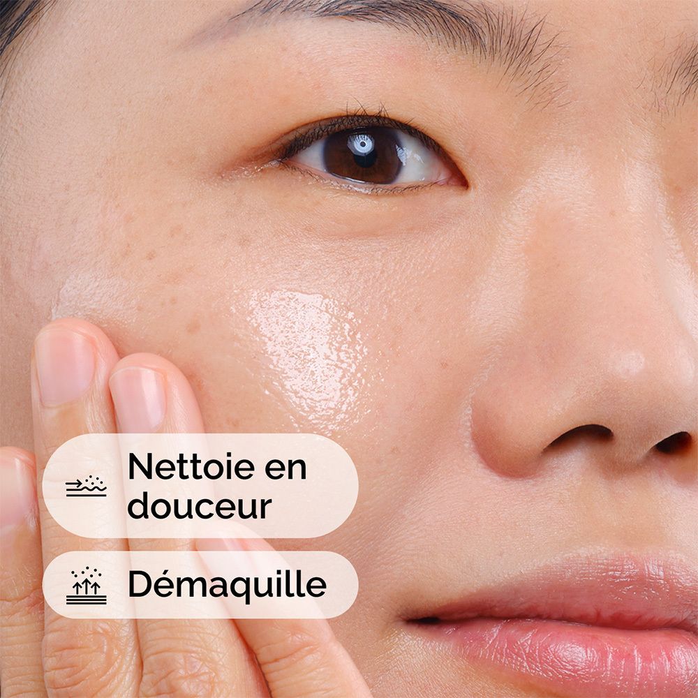 Gesicht mit Creme. Text: Reinigt sanft, entfernt Make-up.