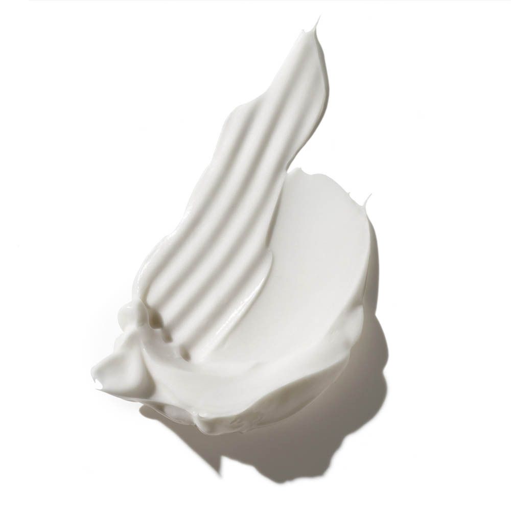 Eine weiße Creme-Textur mit Streifen auf weißem Hintergrund.