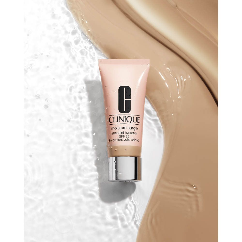 Clinique Moisture Surge Sheer Hydrator in einem hellrosa Schlauch mit silbernem Verschluss, umgeben von Wasser und Make-up.