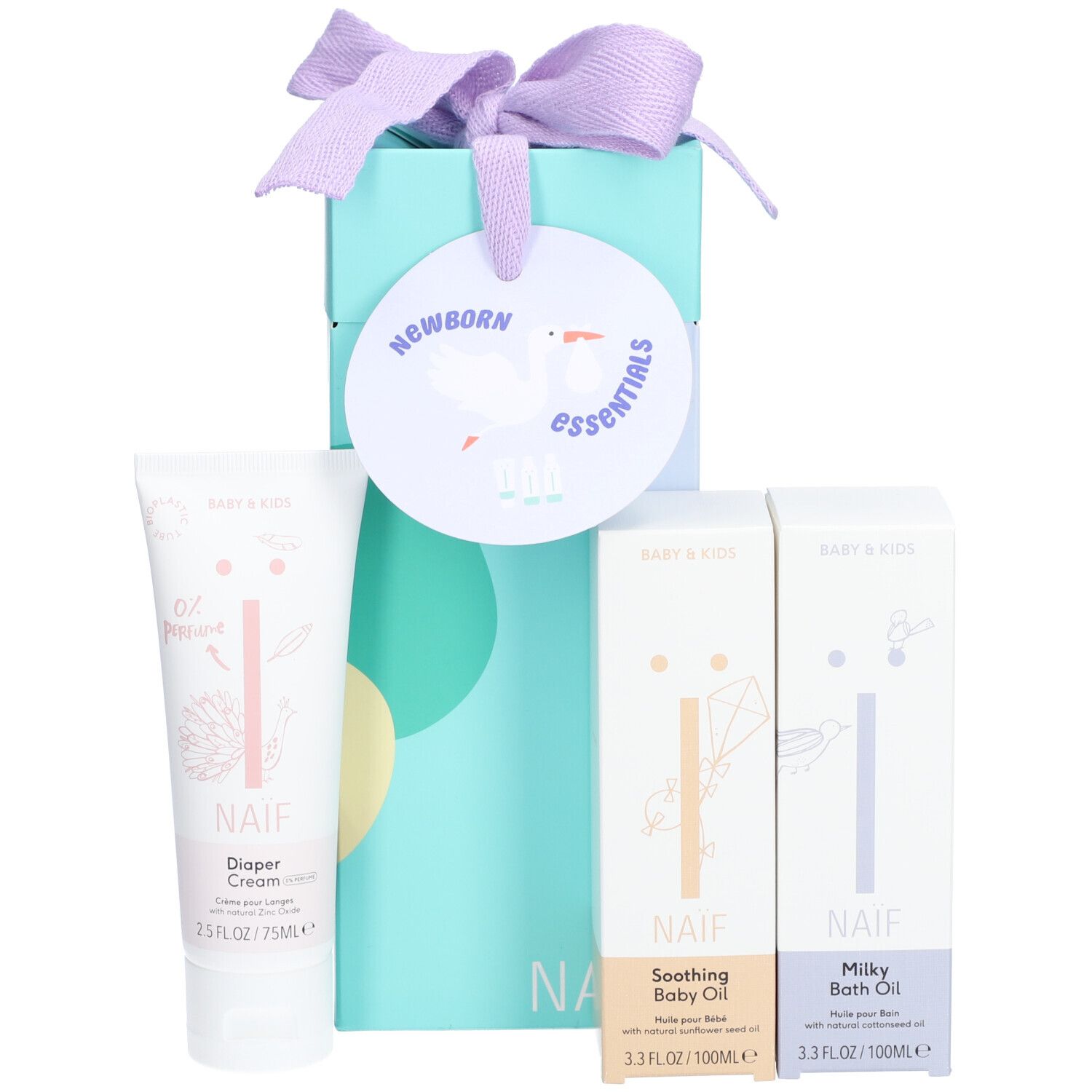 Geschenkset mit Babyprodukten in einer Geschenkbox mit Schleife. Produkte: Windelcreme, Babyöl, Badeöl. Anhänger mit Text: Newborn Essentials.