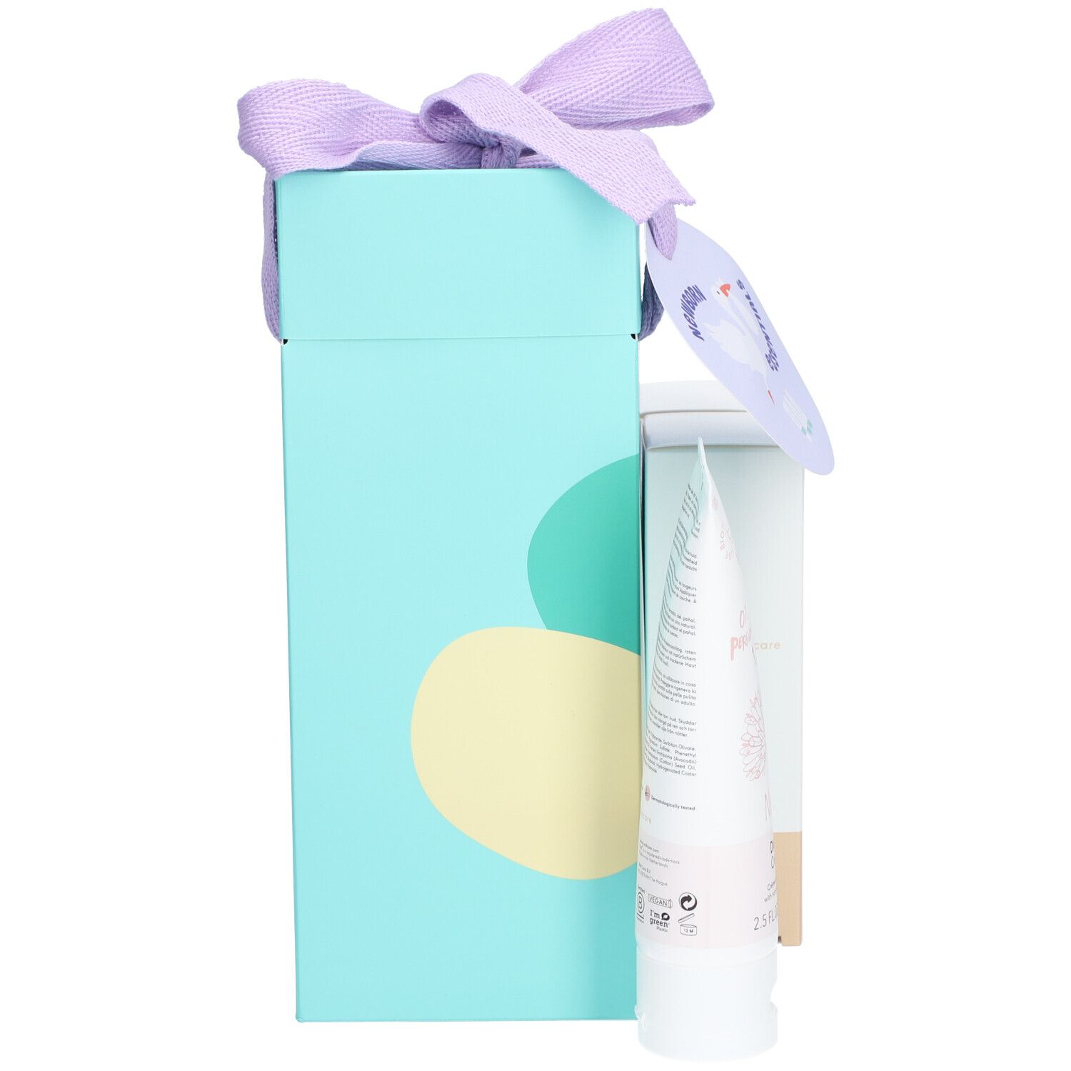 Geschenkbox mit Schleife und Babyprodukten. Rückseite der Box und einer Tube Windelcreme sichtbar. Marke: NAIF.