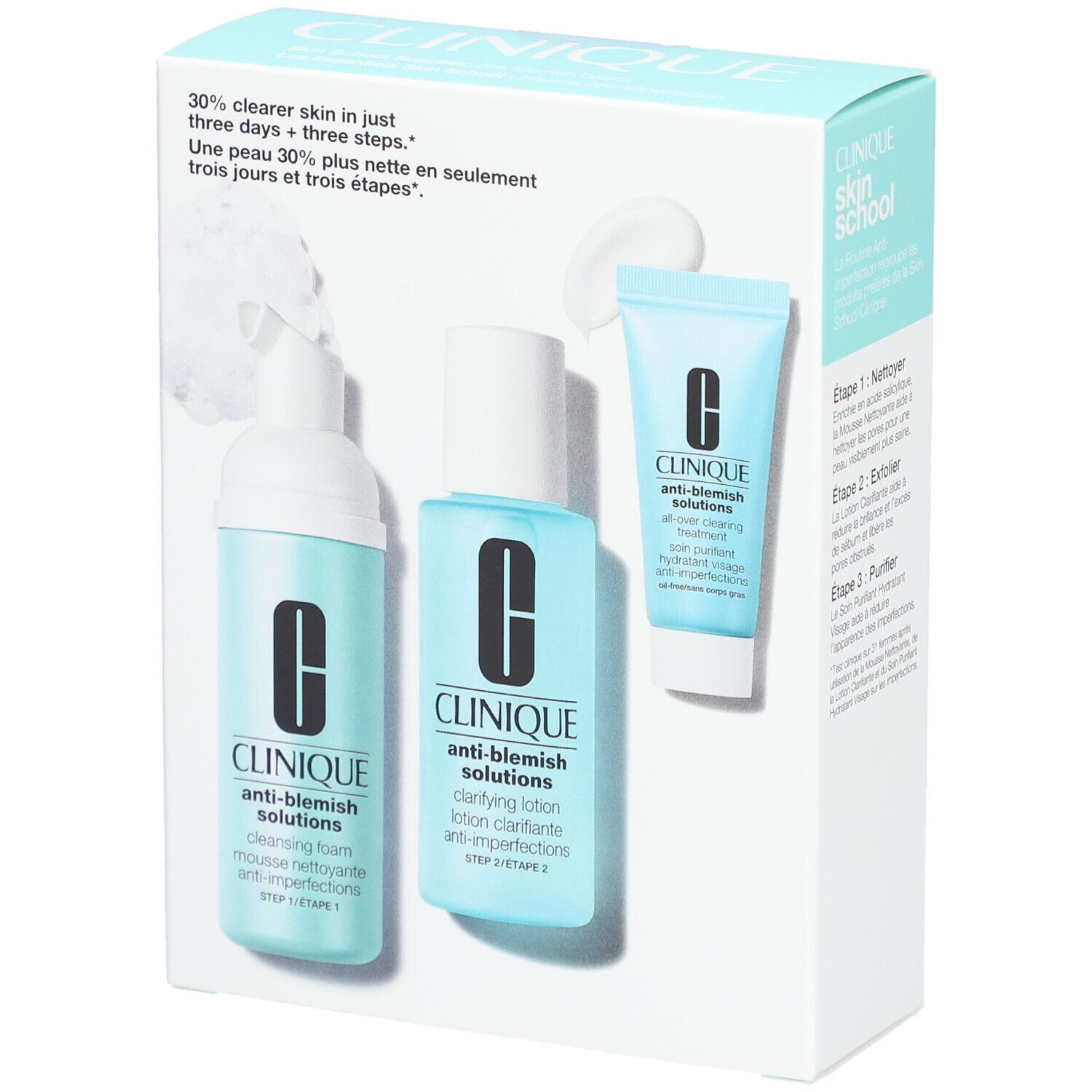 Verpackung mit drei Clinique Anti-Blemish Produkten. Text: 30% klarere Haut in drei Tagen. Skin School. Hellblaue Verpackung.