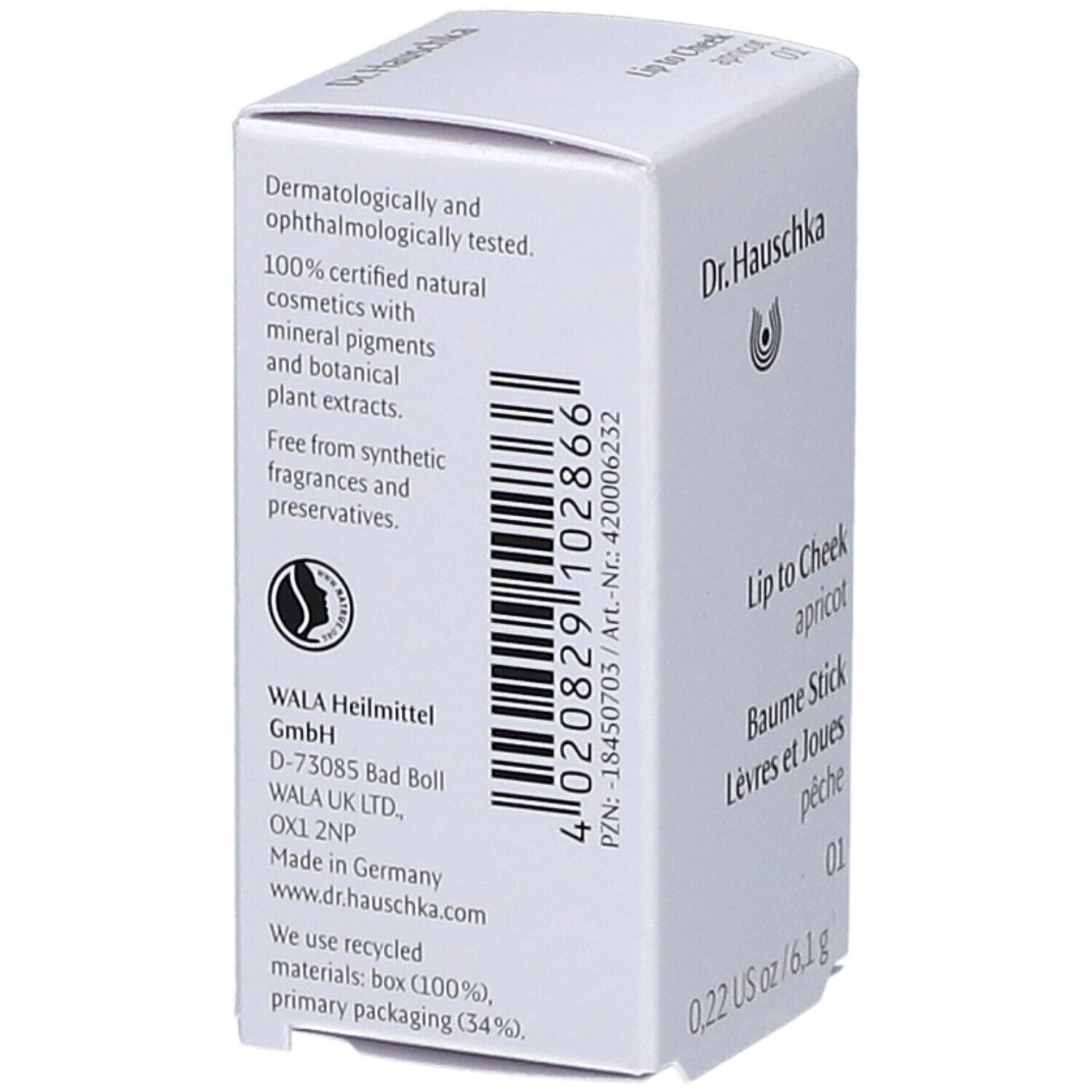Weiße Verpackung mit Produktinformationen. Barcode, Herstelleradresse und Angaben zur Nachhaltigkeit. "Dr. Hauschka Lip to Cheek".