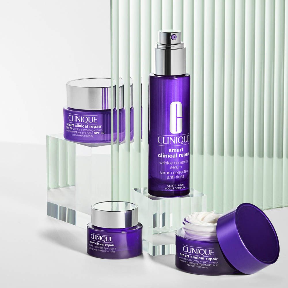 Mehrere Clinique Smart Clinical Repair Tiegel in violett, 97% zeigen reduzierte Falten.