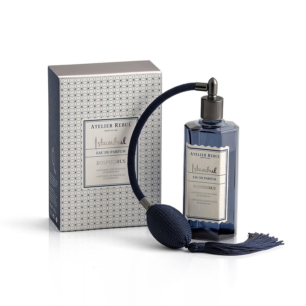 Dunkelblaue Flasche mit Zerstäuber und Quaste. Aufschrift: Istanbul Bosphorus Eau de Parfum. Mit Verpackung.