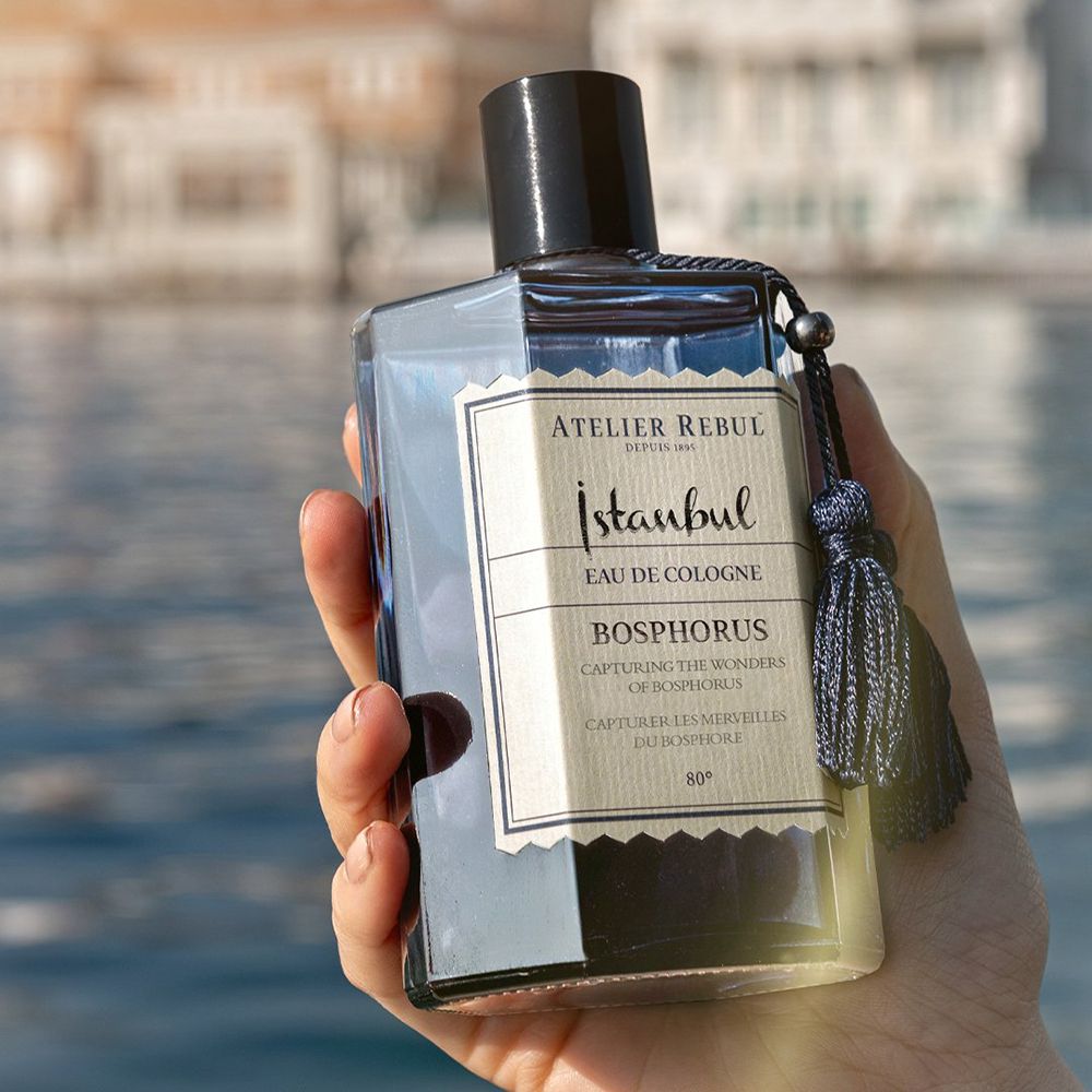Nahaufnahme des Etiketts auf der Flasche. Atelier Rebul, Istanbul Eau de Cologne, Bosphorus.