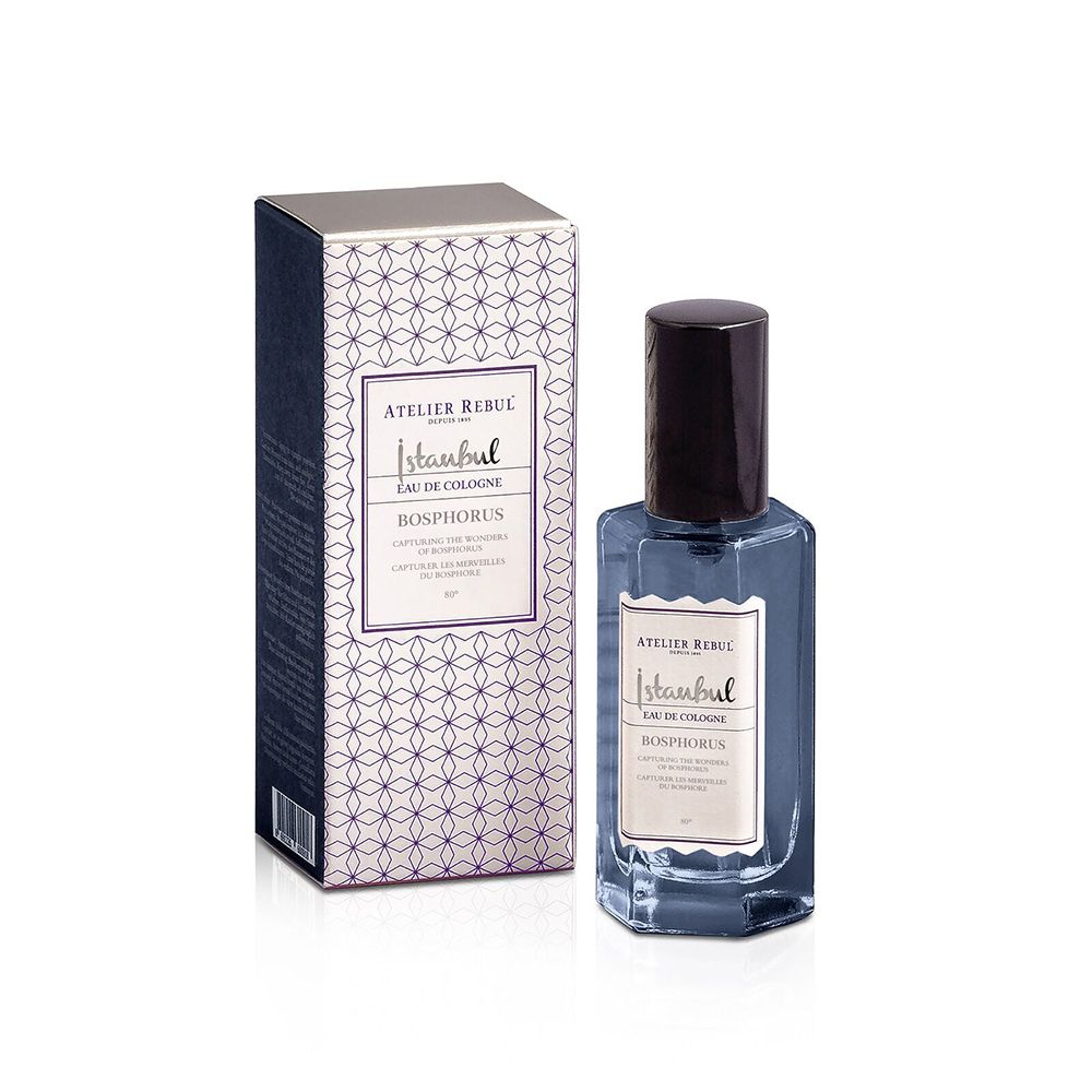 Blaues Eau de Cologne in rechteckiger Flasche mit schwarzem Deckel und Karton. Aufschrift: Istanbul Bosphorus.