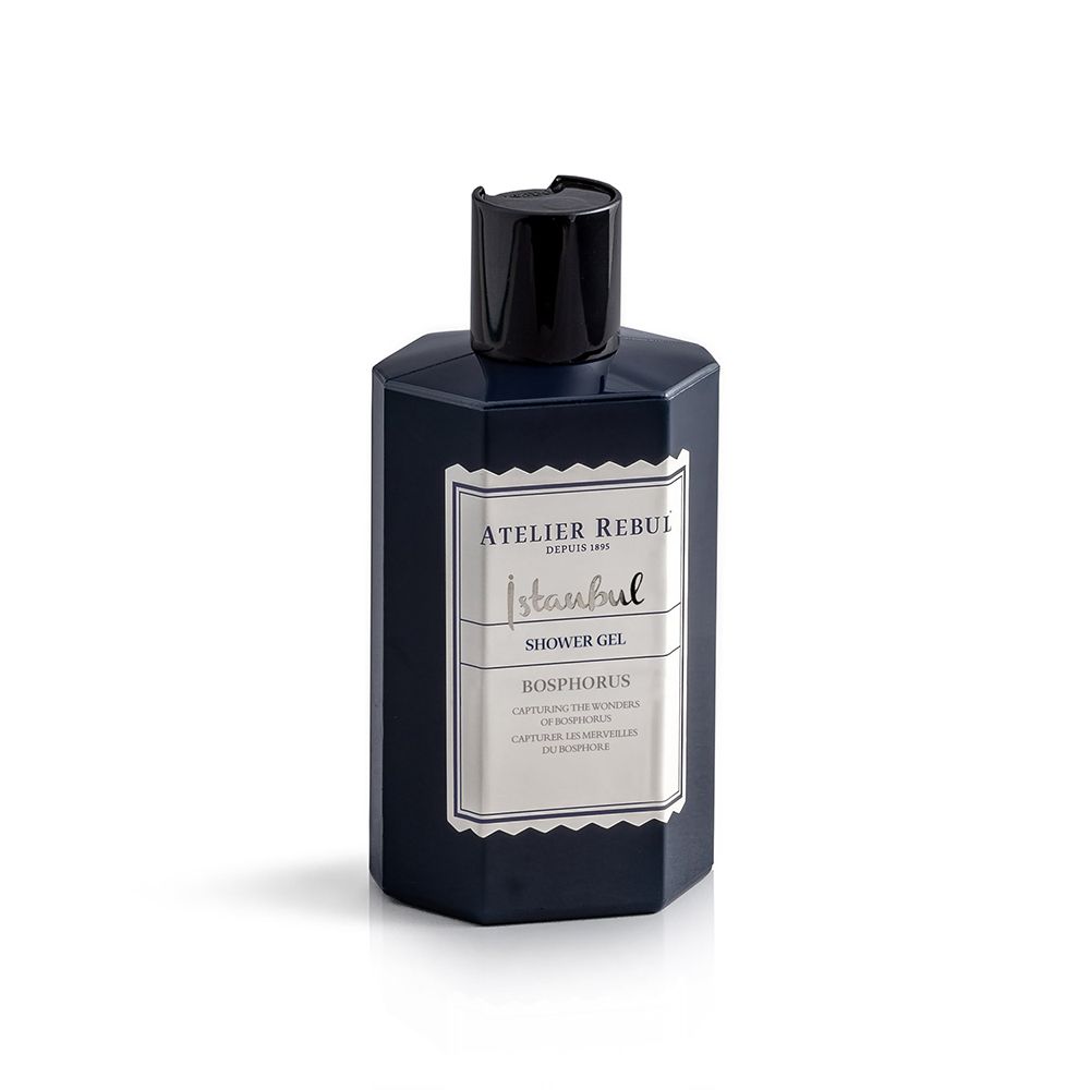 Dunkelblaue, achteckige Flasche mit schwarzem Deckel. Weißes Etikett mit Text: Atelier Rebul, Istanbul, Shower Gel, Bosphorus.