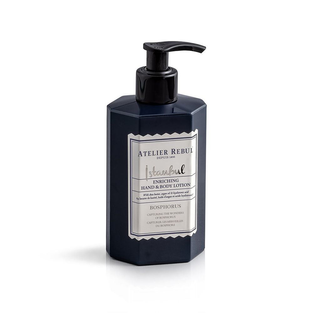 Dunkelblaue Lotionflasche mit schwarzem Spender. Aufkleber mit Text: Atelier Rebul Istanbul, Bosphorus.