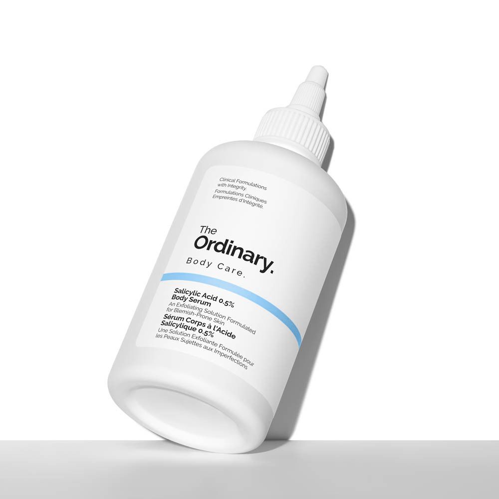 Weiße Flasche mit Applikator, leicht schräg. Aufschrift: The Ordinary. Salicylic Acid 0.5% Body Serum.