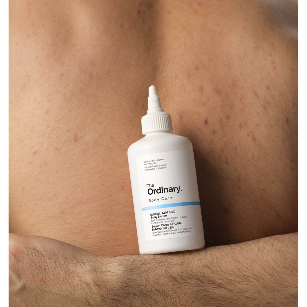 Flasche vor einem Rücken. Aufschrift: The Ordinary. Salicylic Acid 0.5% Body Serum.