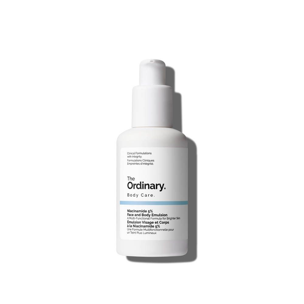 Weiße Flasche mit Pumpe. Aufschrift: The Ordinary. Niacinamide 5% Face & Body Emulsion.