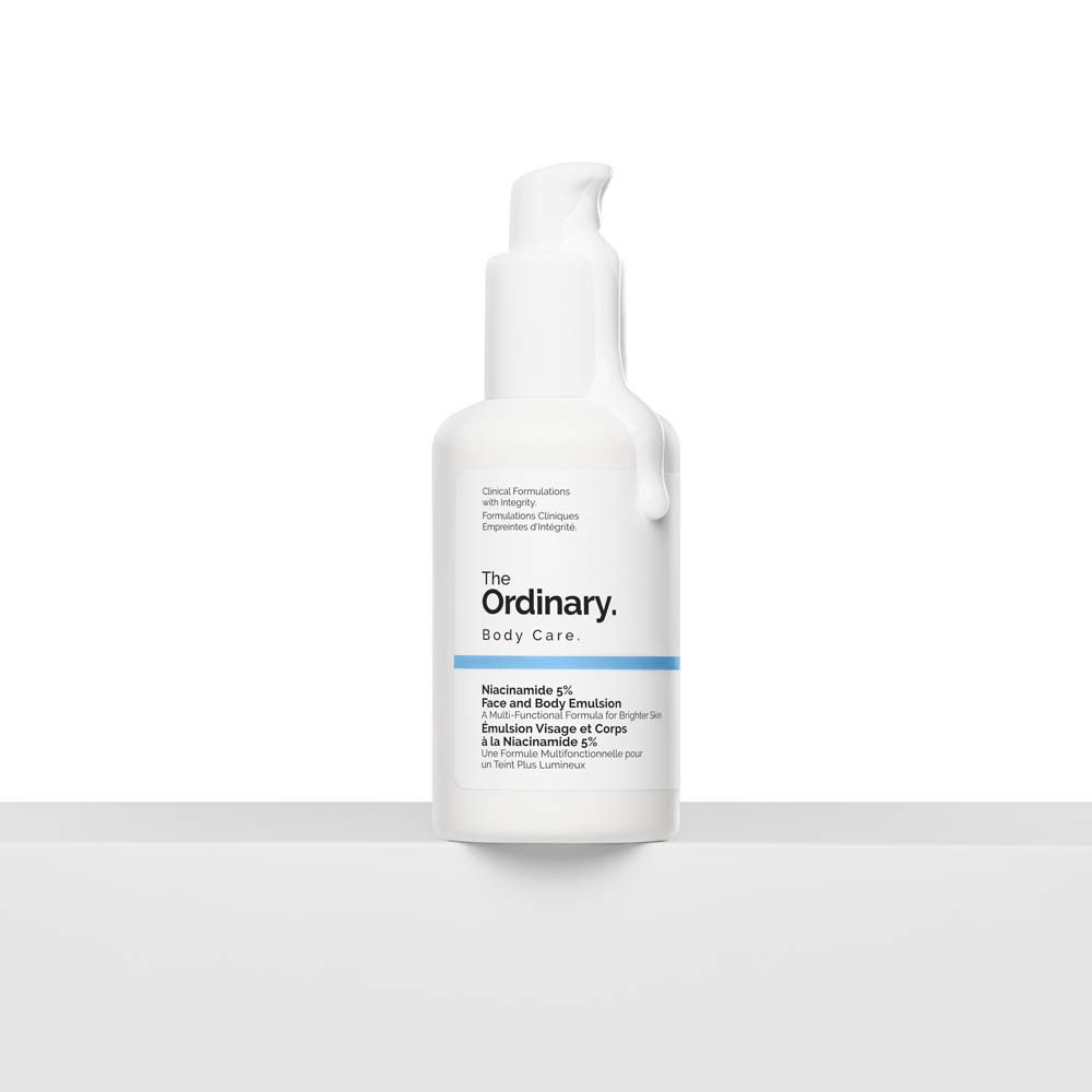 Weiße Flasche mit Pumpe. Produkt ausgelaufen. Aufschrift: The Ordinary. Niacinamide 5% Face & Body Emulsion.