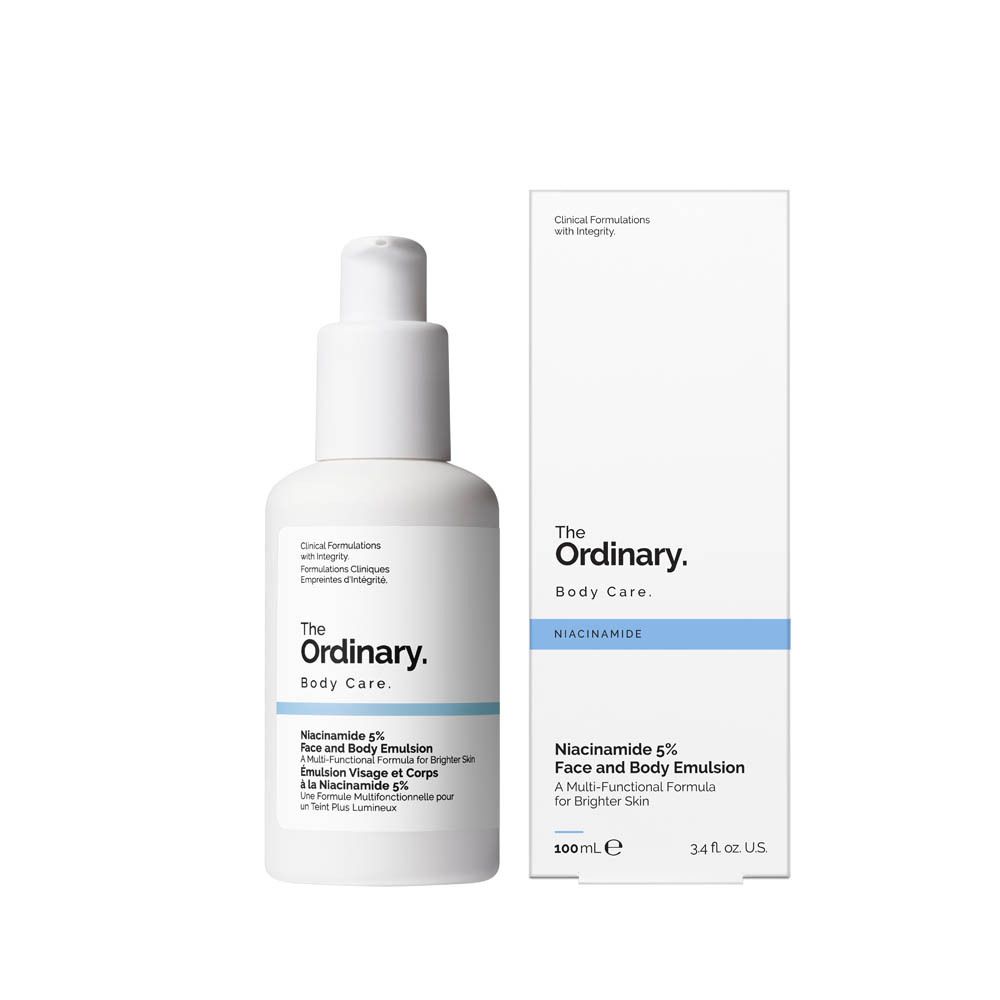 Weiße Flasche und Schachtel. Aufschrift: The Ordinary. Niacinamide 5% Face & Body Emulsion. 100ml.