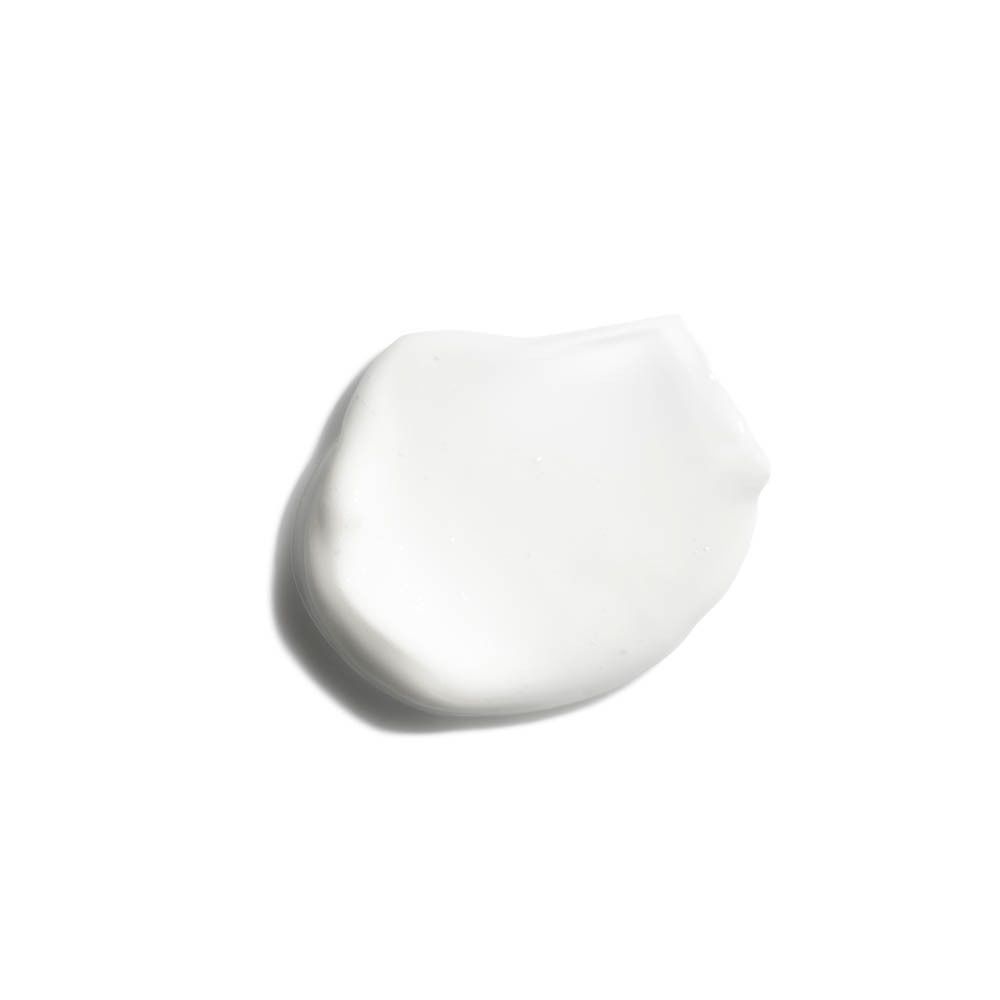 Klecks weiße Lotion. Auf weißem Hintergrund.