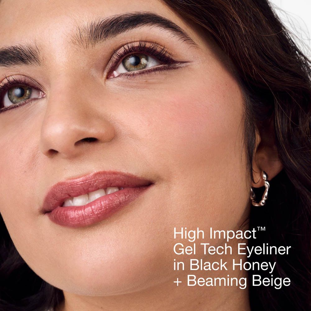 Frau mit Eyeliner. Aufschrift: High Impact Gel Tech Eyeliner in Black Honey + Beaming Beige.