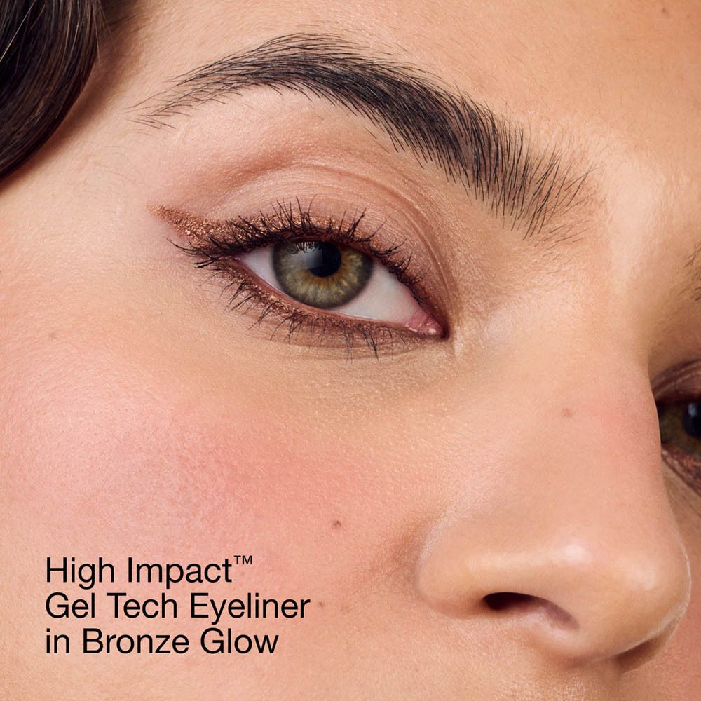 Nahaufnahme eines Auges mit bronzefarbenem Eyeliner. Aufschrift: High Impact Gel Tech Eyeliner in Bronze Glow.