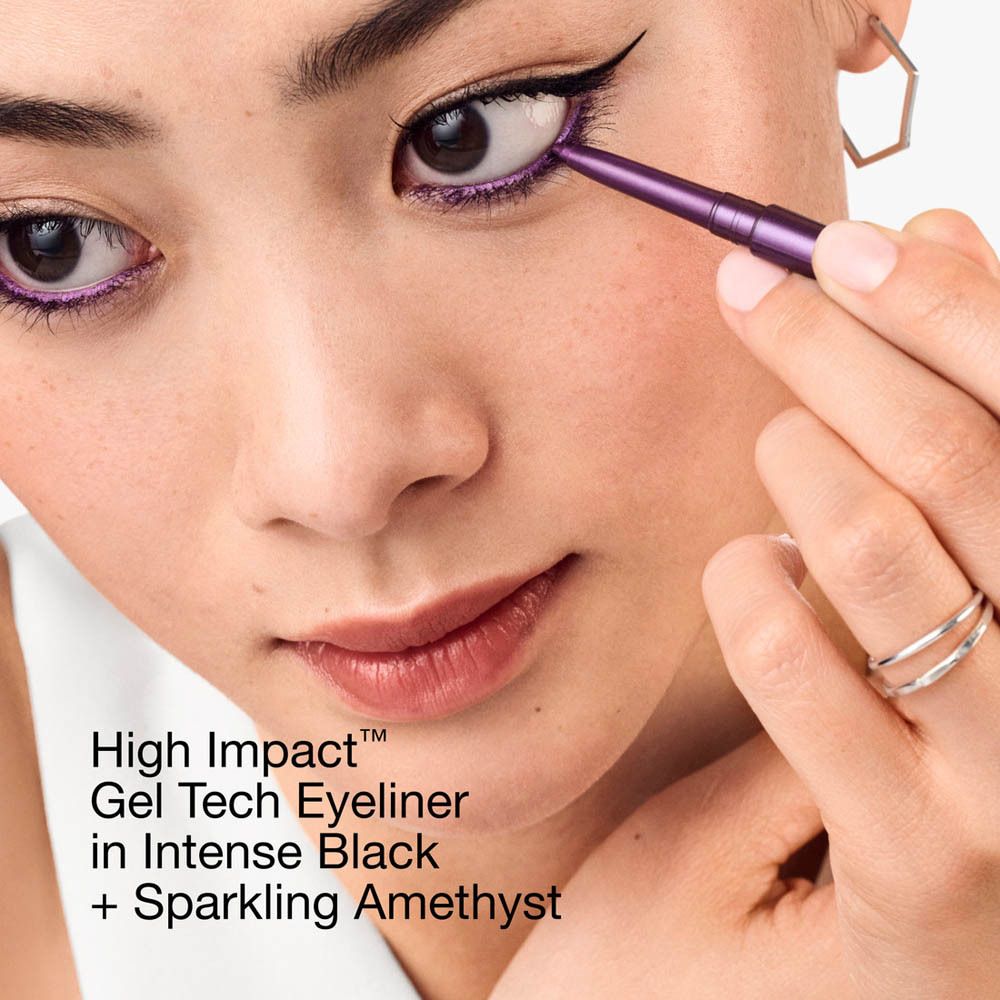 Nahaufnahme eines Gesichts. Eyeliner auf dem Auge. Aufschrift: High Impact Gel Tech Eyeliner.