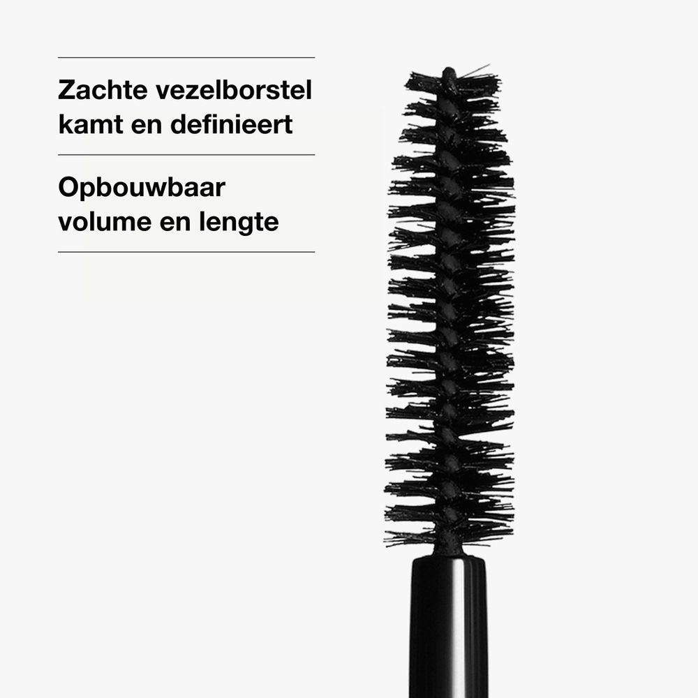 Nahaufnahme der Mascarabürste. Text: Weiche Faserbürste kämmt und definiert. Aufbaubares Volumen und Länge.