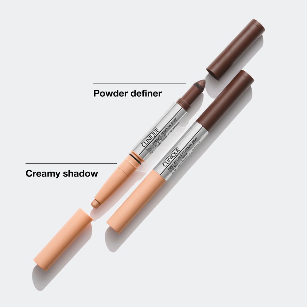 Zwei Clinique High Impact Shadow Play-Stifte. Einer mit geöffneter Kappe. Beschriftung: Powder definer und Creamy shadow.