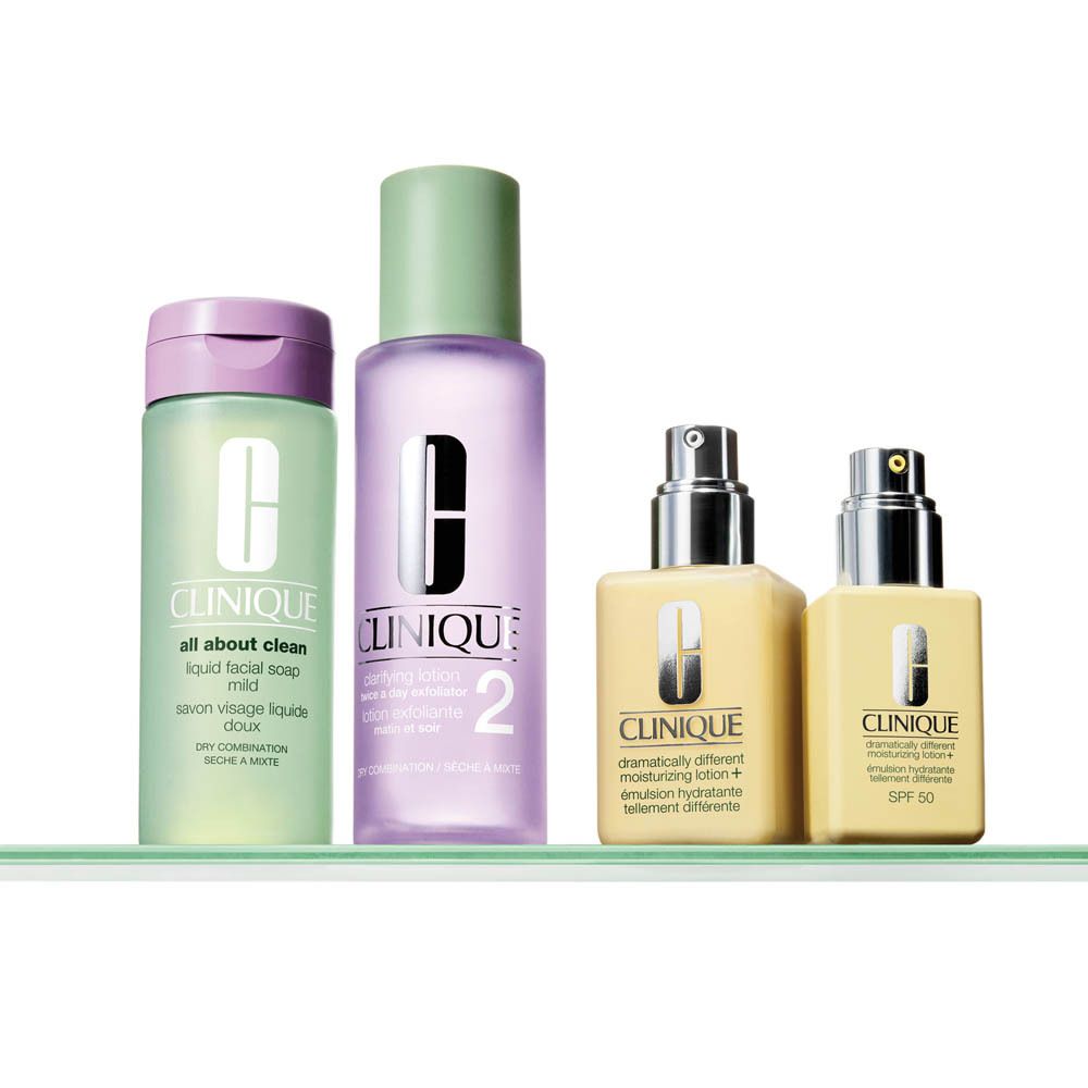 Frau trägt Clinique Feuchtigkeitslotion SPF 50 auf.