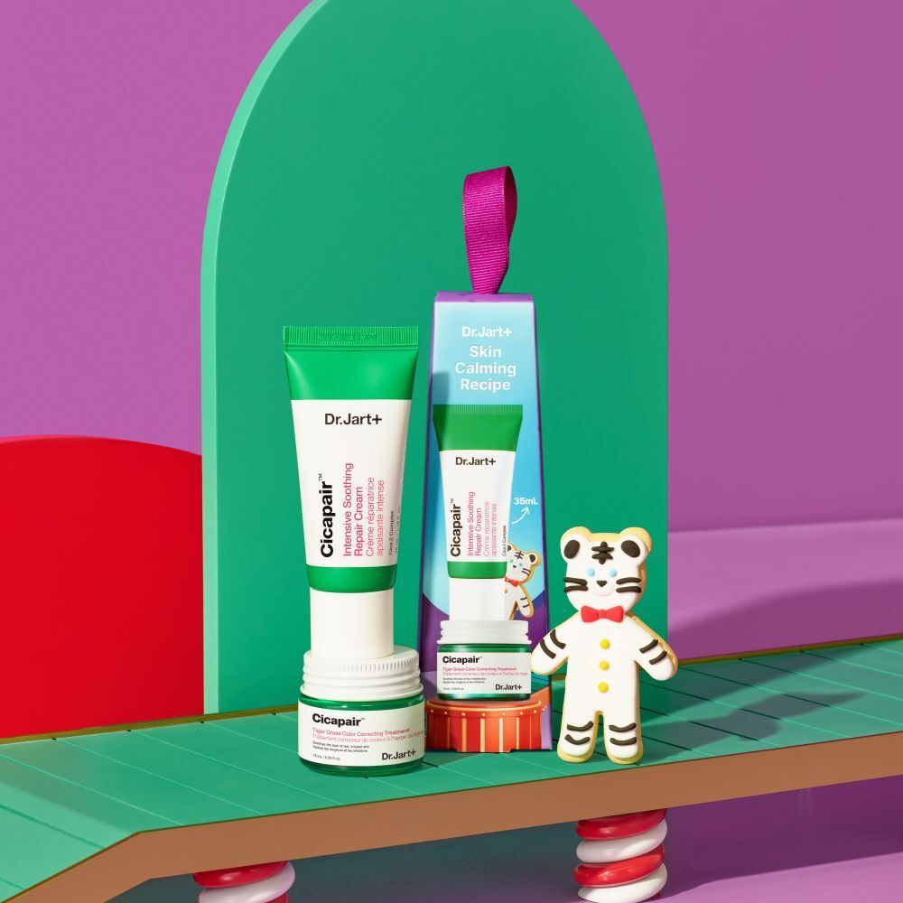 Geschenkset mit grünen Tuben und Tiegeln. Lila Verpackung mit Aufdruck. Aufschrift: Dr. Jart+ Skin Calming Recipe.