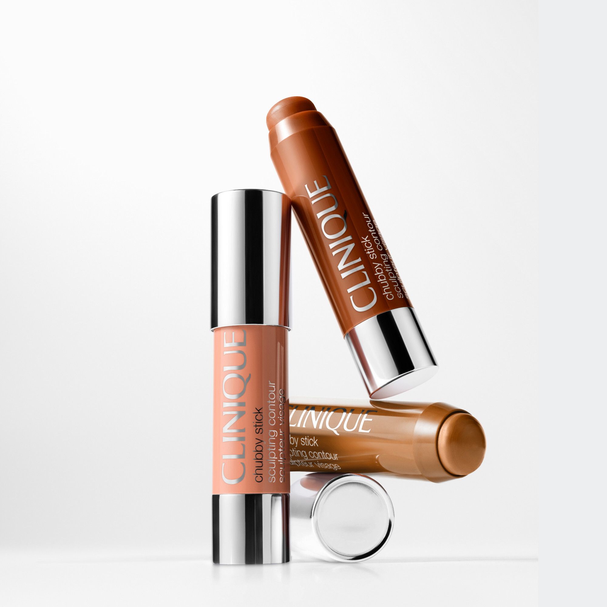 Drei Clinique Chubby Stick™ Contour Stifte. Verschiedene Winkel. Silberne Kappen.