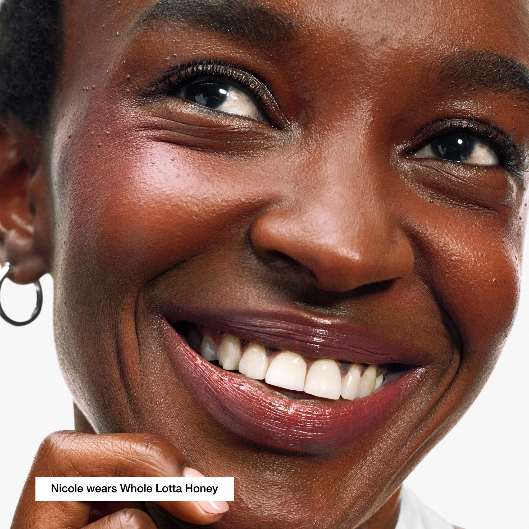 Frau mit Lippenstift Whole Lotta Honey. Text: Nicole wears Whole Lotta Honey.