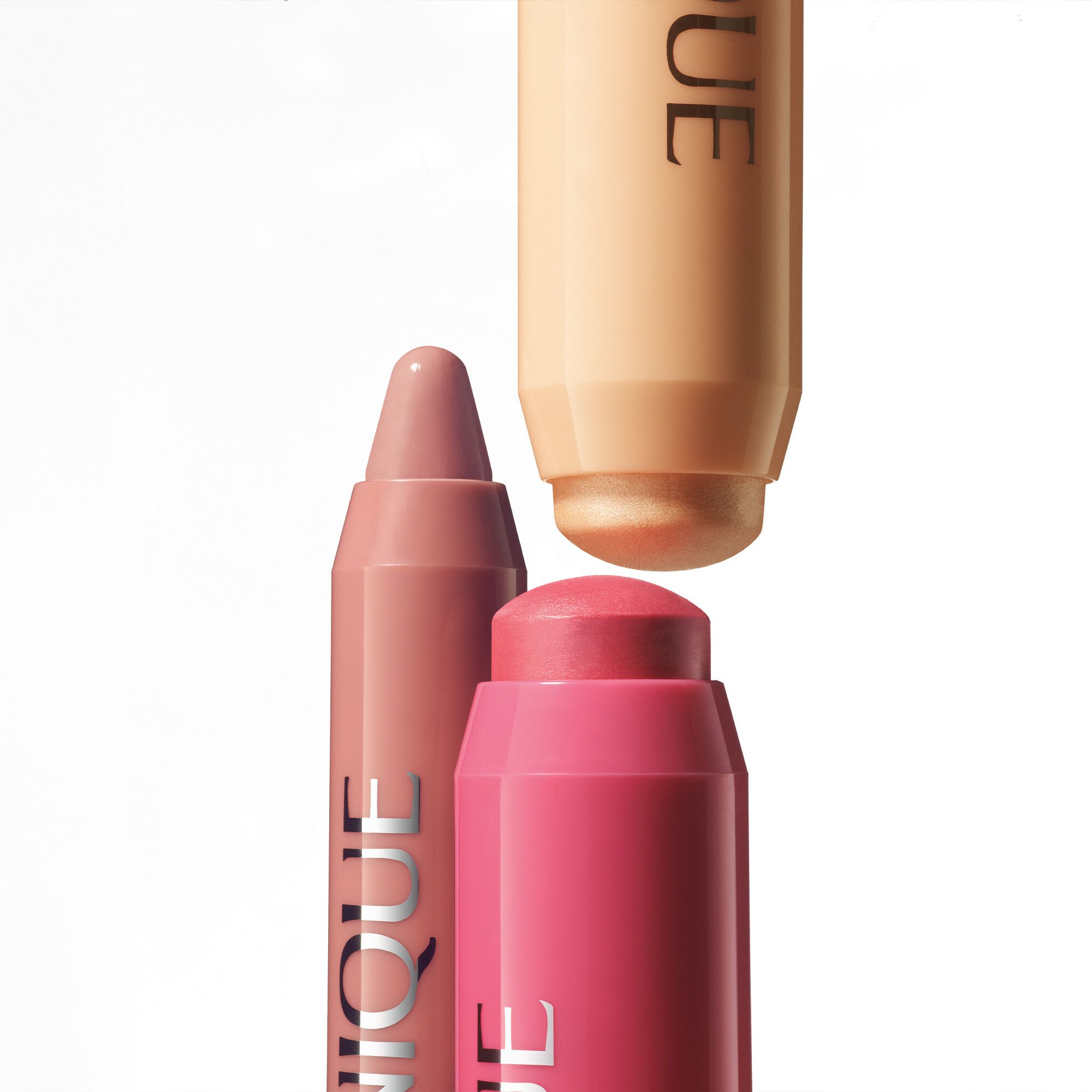Drei Clinique Chubby Sticks. Rosa, hellbraun und beige. Text: CLINIQUE.