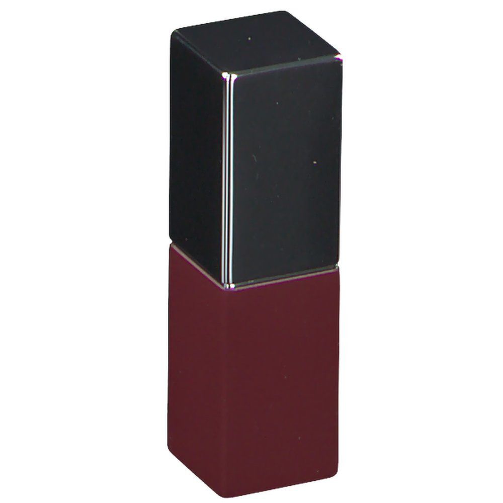 Lippenstift mit quadratischer Form. Der Deckel ist silberfarben. Der Lippenstiftkörper ist dunkelrot.