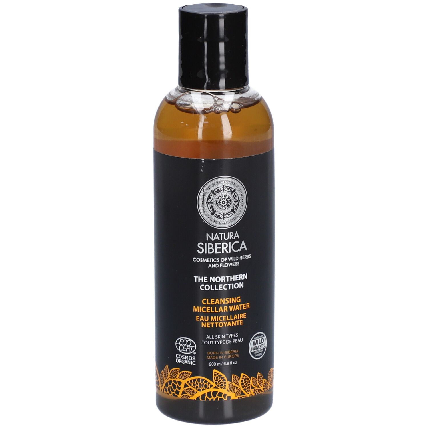 Klare Flasche mit schwarzem Deckel. Schwarzes Etikett mit Produktinformationen und Logo. Text: Natura Siberica, The Northern Collection, Cleansing Micellar Water.