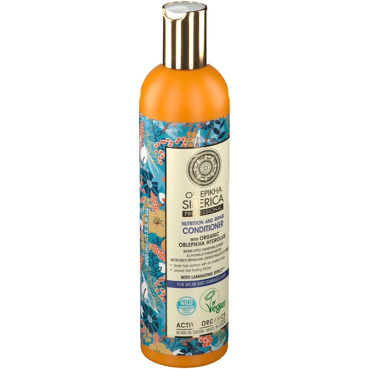 Orangefarbene Flasche mit floralem Muster. Etikett mit Produktinformationen und Logo. Vegan-Siegel.
