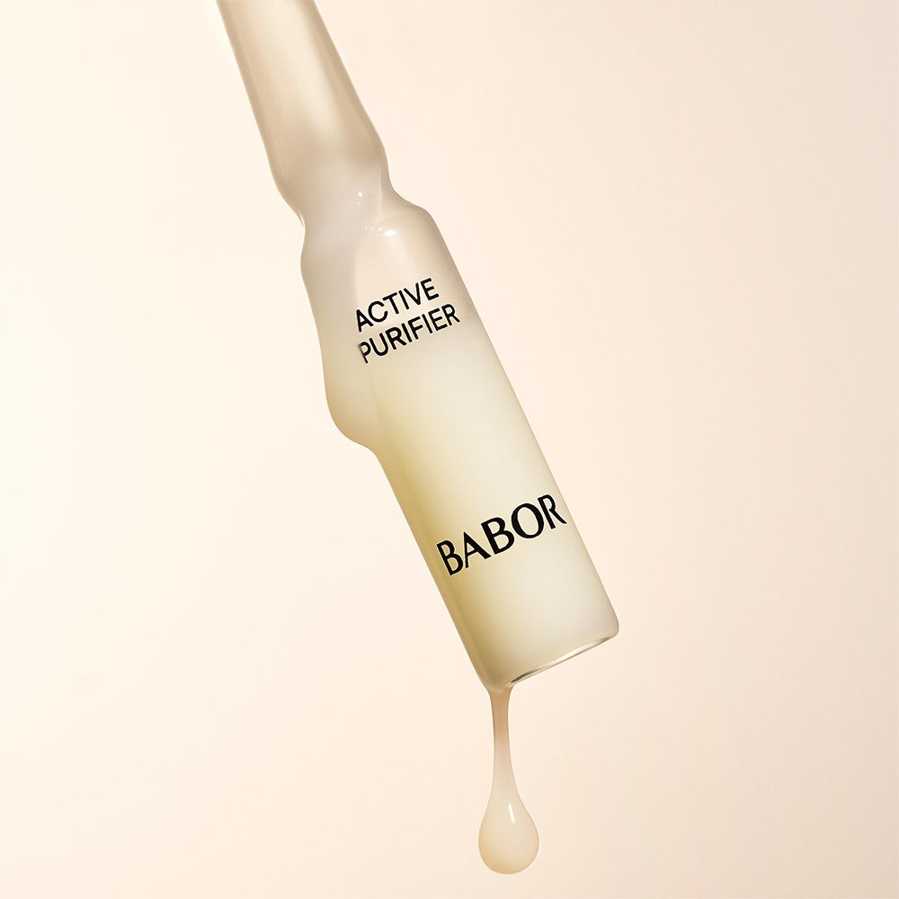 Nahaufnahme von Babor 'Active Purifier' Seren-Tropfen auf hellem Hintergrund.