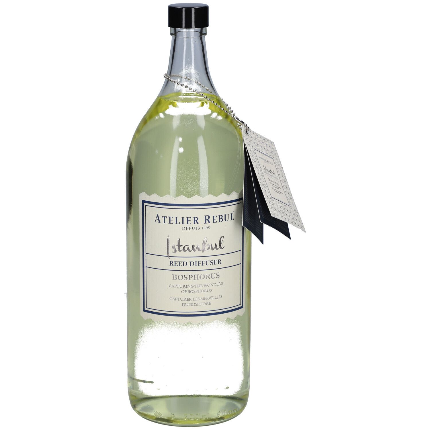 Glasflasche mit schwarzem Deckel und Etikett. Etikett mit Text: Istanbul Reed Diffuser Bosporus. Anhänger mit Text.