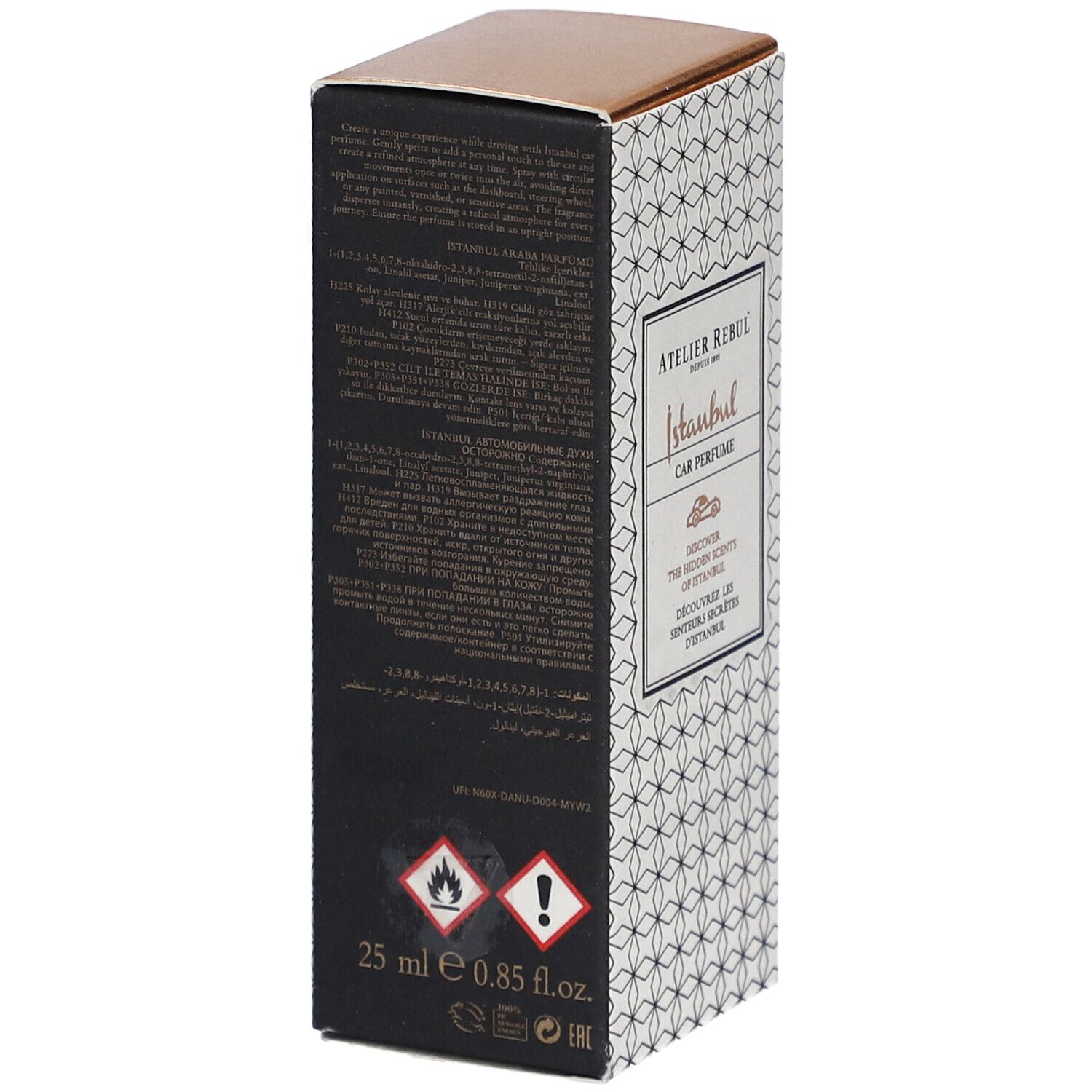 Schachtel mit Text und Warnsymbolen.  Enthält 25 ml.  "Atelier Rebul Istanbul Car Perfume" ist auf der Vorderseite.